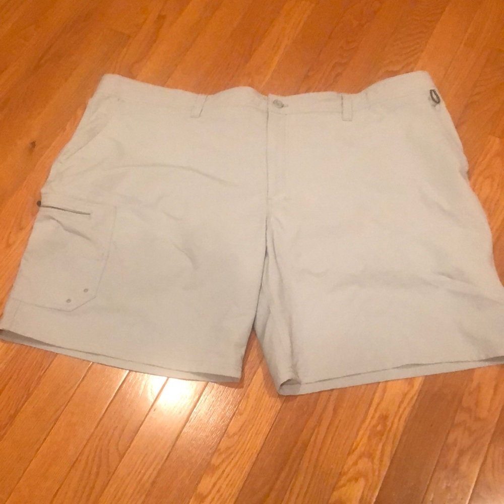 Real Tree Fishing size 3X -Lt Gray Shorts with Net Pockets 9 inch inseam.